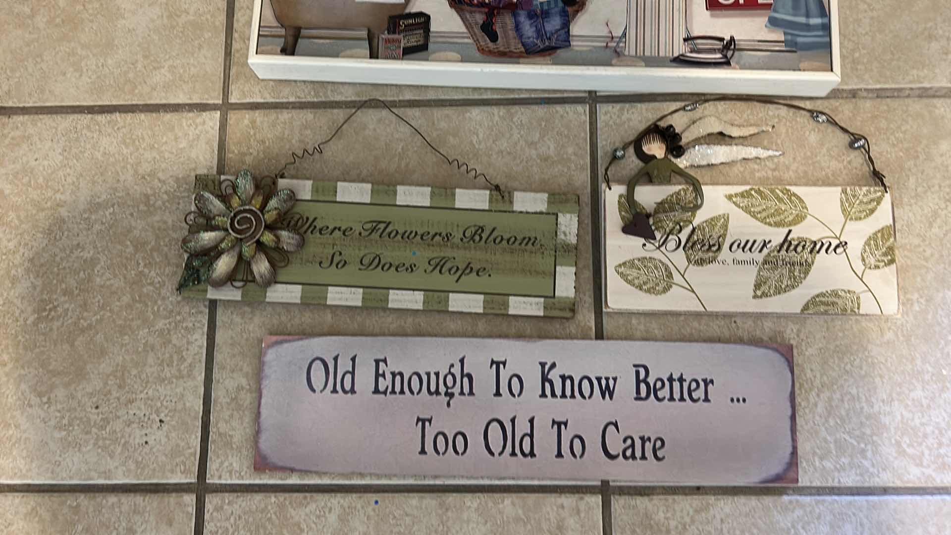 Photo 1 of HOME DÉCOR & WALL SIGNS,
DECORATIVE PLATES W METAL DISPLAY RACI