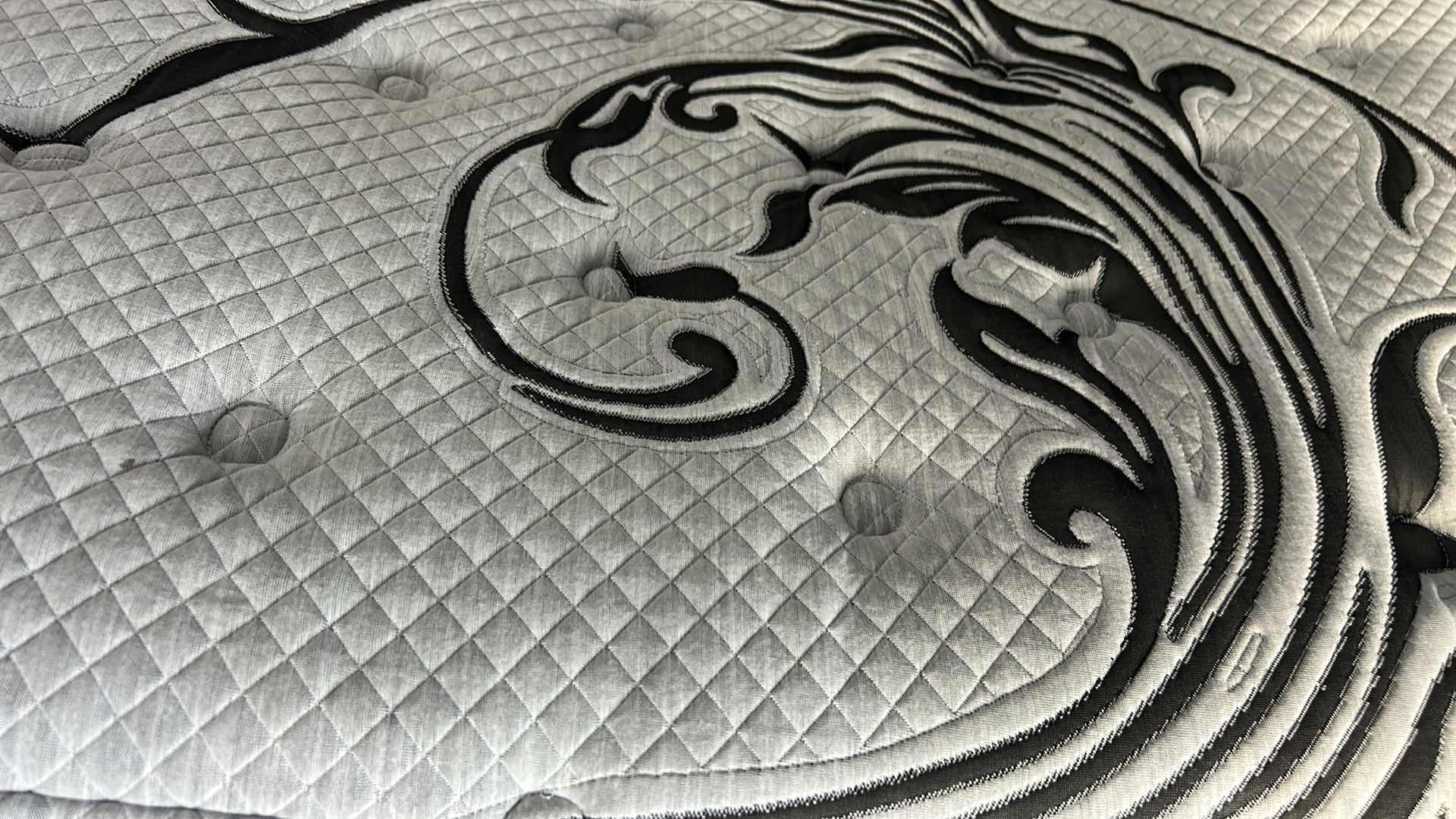 Photo 1 of SHERWOOD BEDDING ENCORE SPECIALTY EFFORTLESS QUEEN MATTRESS.