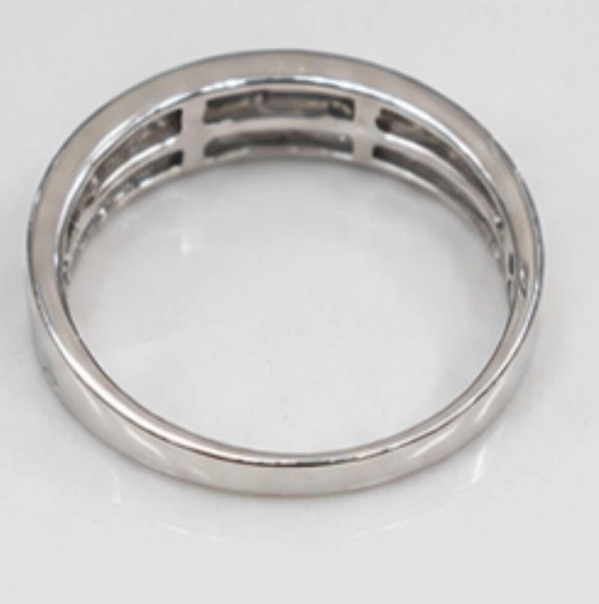 Photo 1 of 10K WHITE GOLD DIAMOND RING
0.50CTW 2.3G (EST SIZE 6-7) #39 $2,100