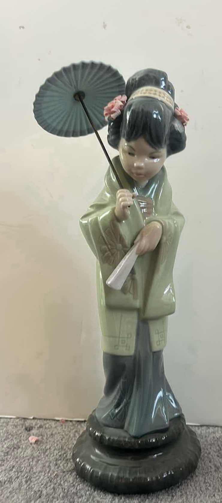 Photo 1 of LLADRÓ “ORIENTAL SPRING” JAPONESITA SOMBRILLA PORCELAIN FIGURINE X #4988 H12”