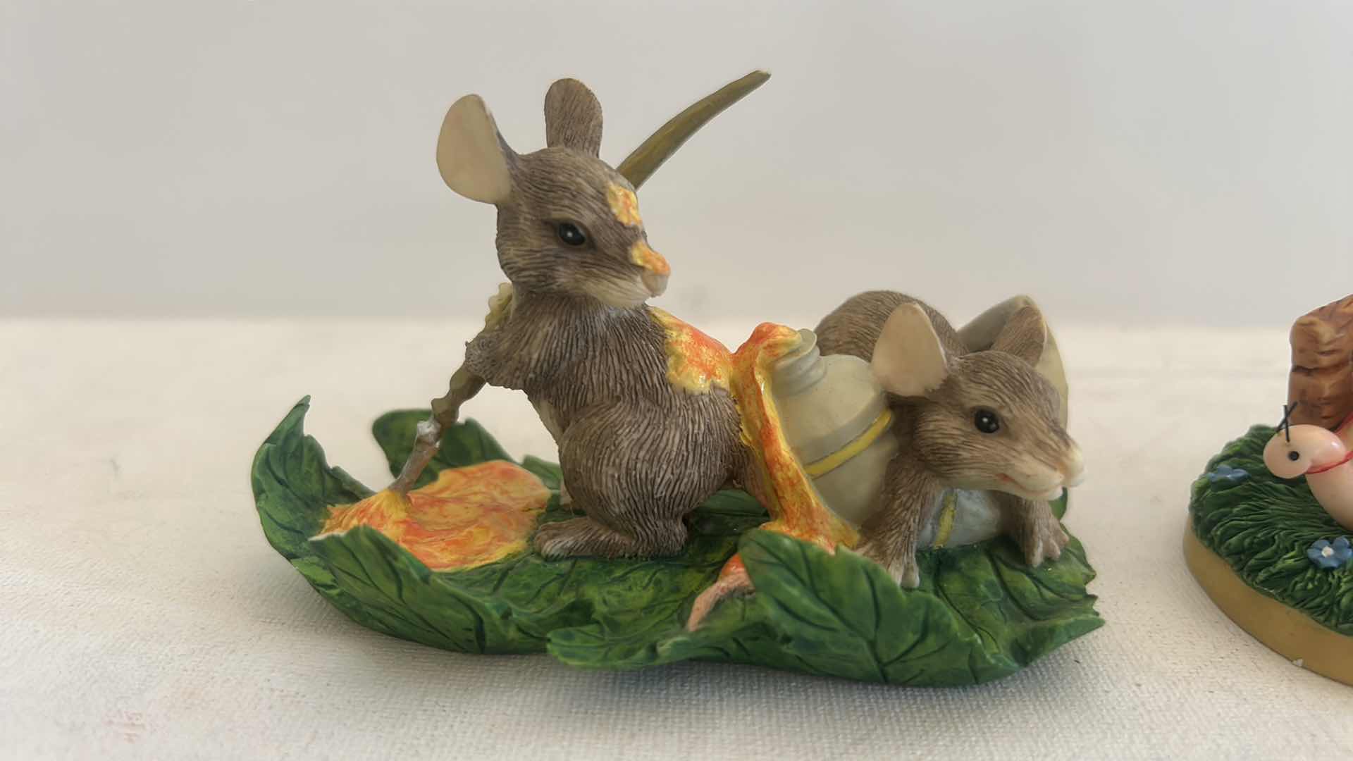 Photo 1 of 2 MICE FIGURINES - CHARMING TAILS
& SILVESTRI