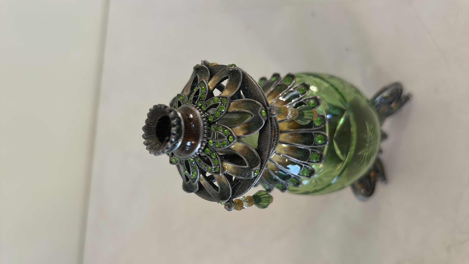 Photo 1 of ANTIQUE VICTORIAN STYLE GREEN GLASS PERFUME BOTTLE / DIFFUSER