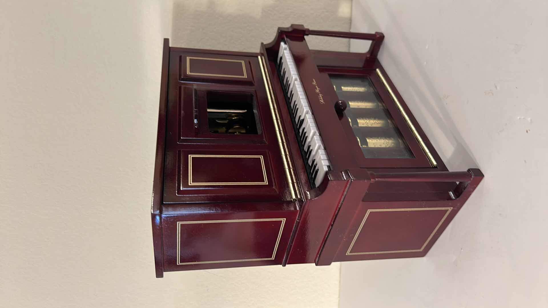 Photo 1 of MR. CHRISTMAS GOLD LABEL COLLECTION HOLIDAY PLAYER MUSIC BOX