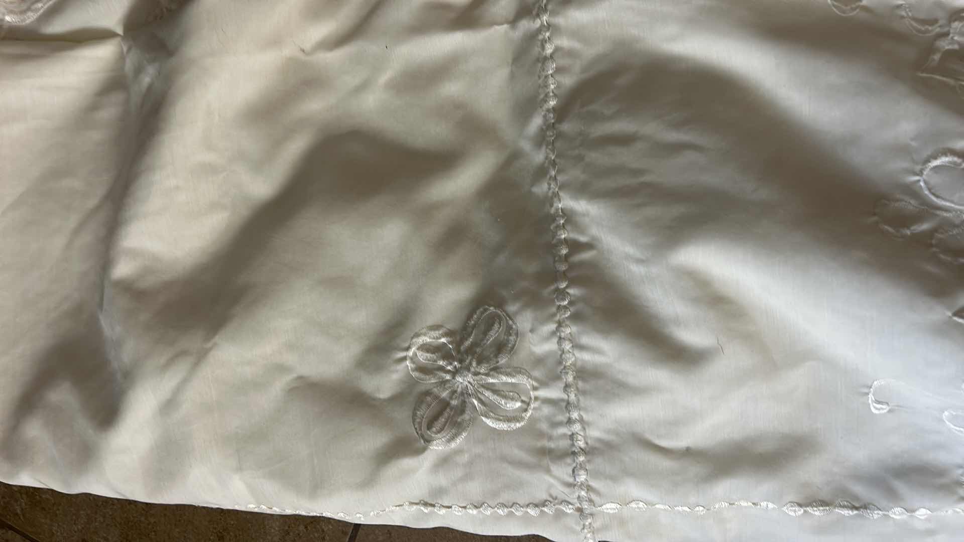 Photo 1 of VINTAGE IVORY TABLECLOTH WITH 8 NAPKINS
