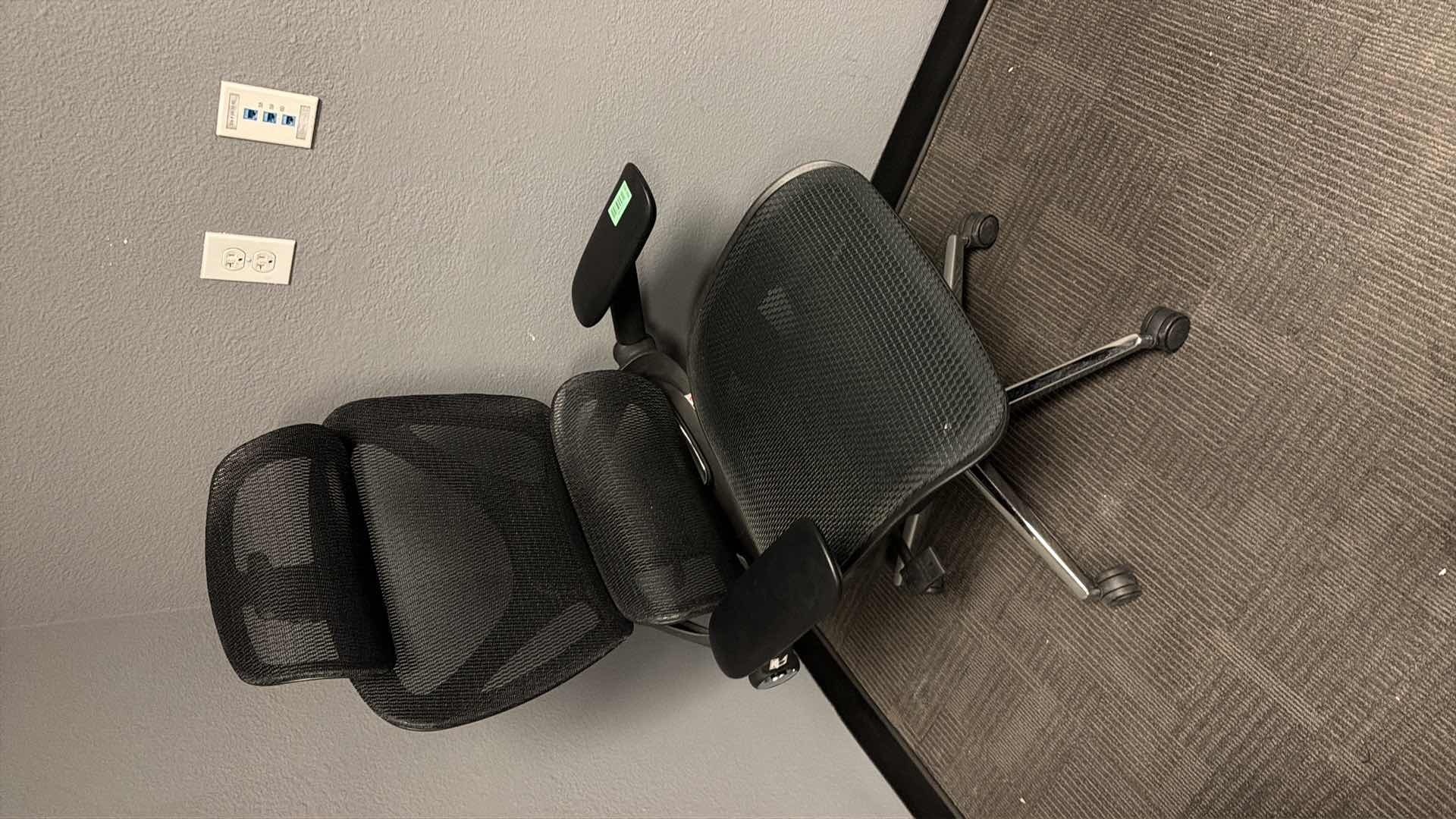 Photo 1 of Mesh ergonomic office chair