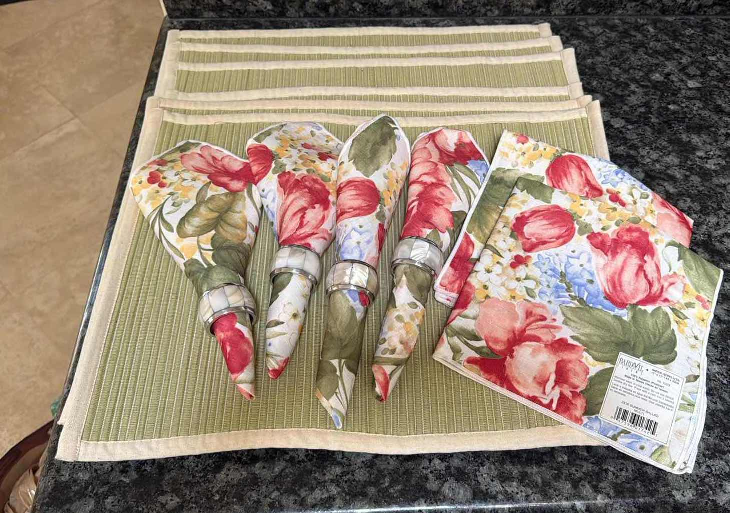 Photo 1 of 6-GREEN PLACEMATS, FLORAL NAPKINS W SILVER RINGS
