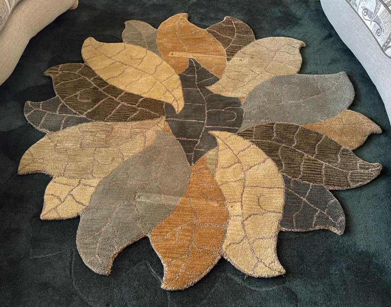 Photo 1 of ASPEN LEAF DESIGN WOOL PILE AREA RUG 6x6