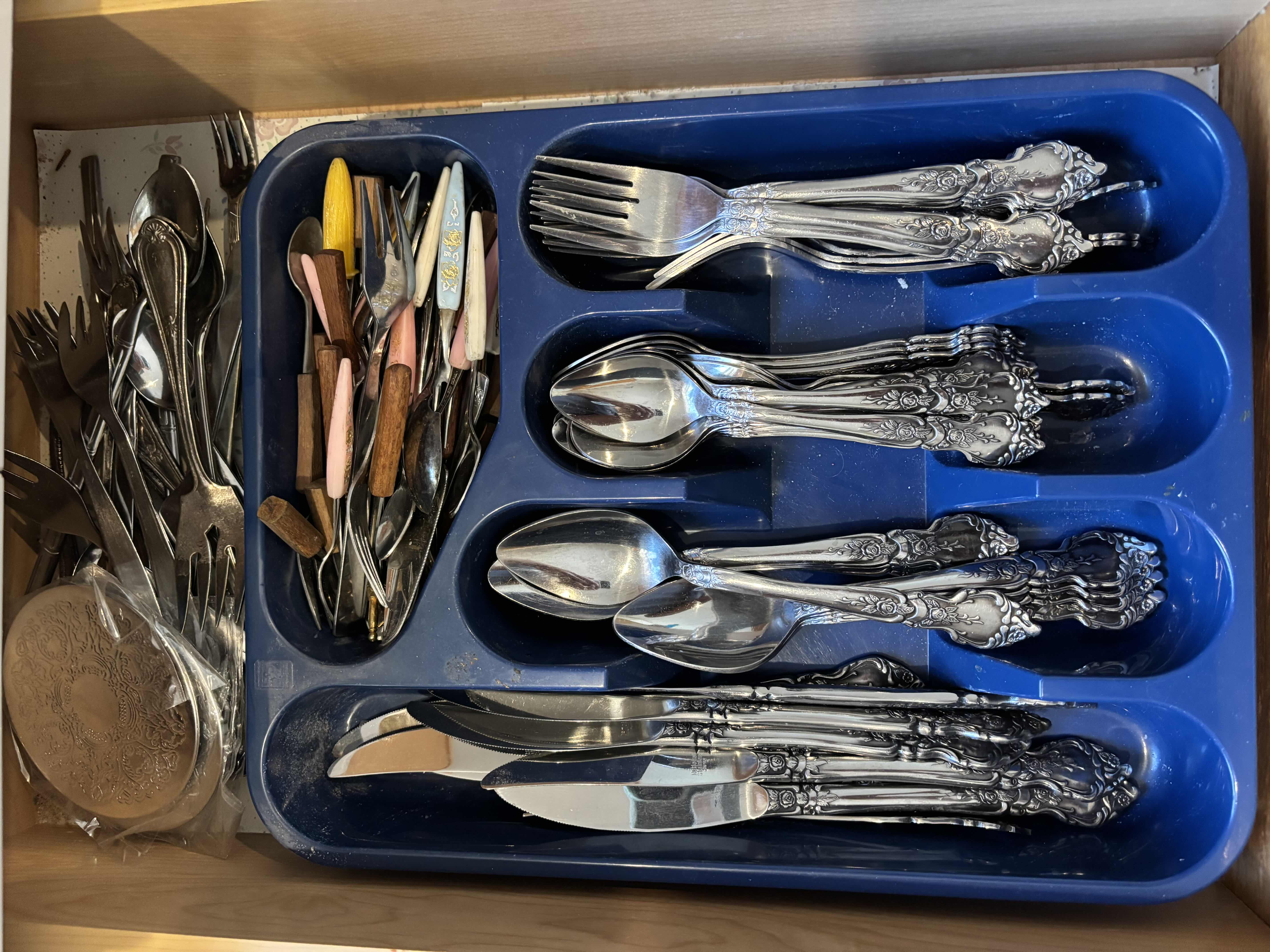 Photo 1 of CONTENTS OF KITCHEN DRAWERS (3)