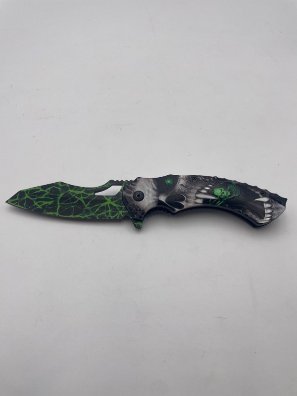 Photo 2 of GREEN VAMPIRE SKULL WITH FANGS POCKET KNIFE NEW 