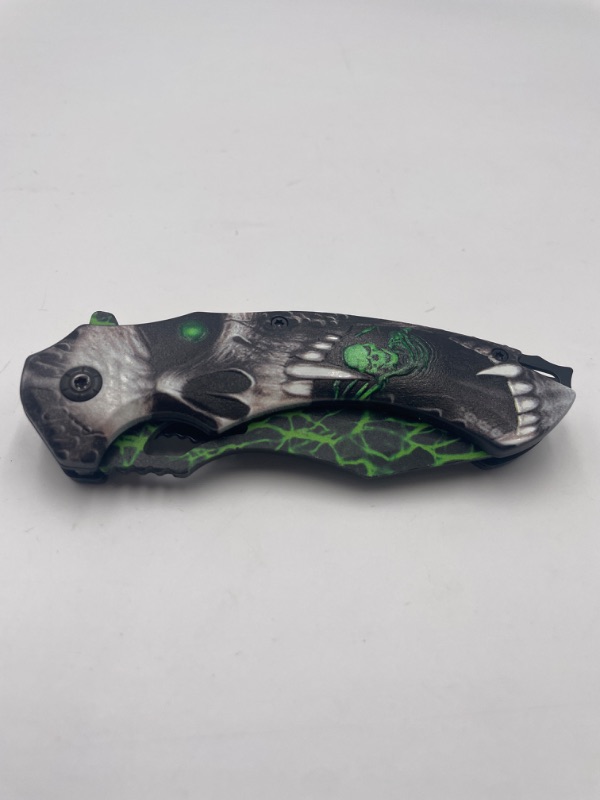 Photo 1 of GREEN VAMPIRE SKULL WITH FANGS POCKET KNIFE NEW 