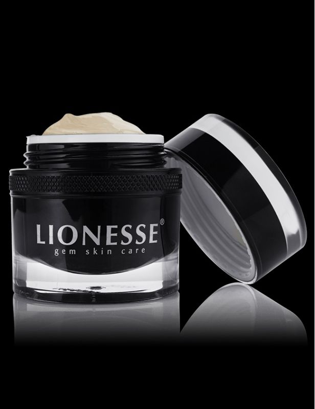 Photo 1 of BLACK ONYX MASK WARMS TO DEEPLY PURGE DIRT AND OILS FROM SKIN LEAVING FACE IMMEDIATELY SOFTER AND RADIANT NEW