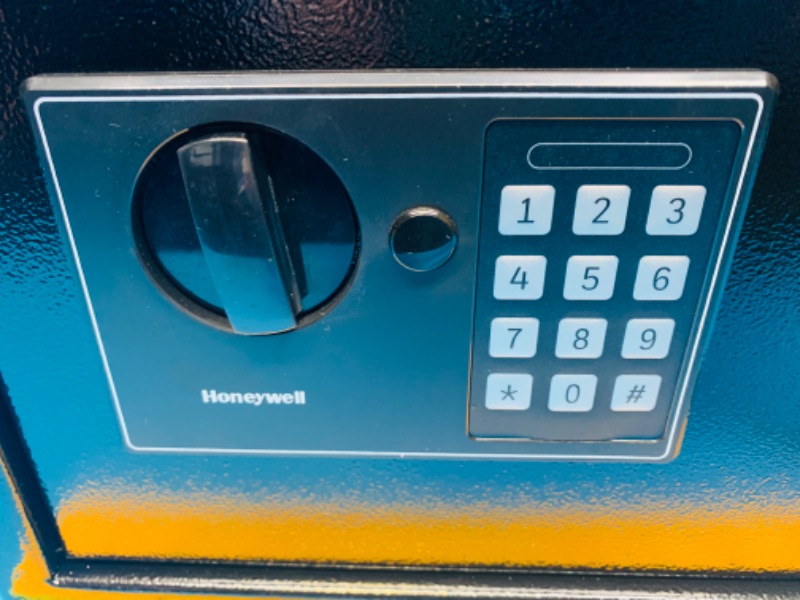 Photo 4 of 257987…Honeywell medium steel security safe with digital lock and keys 