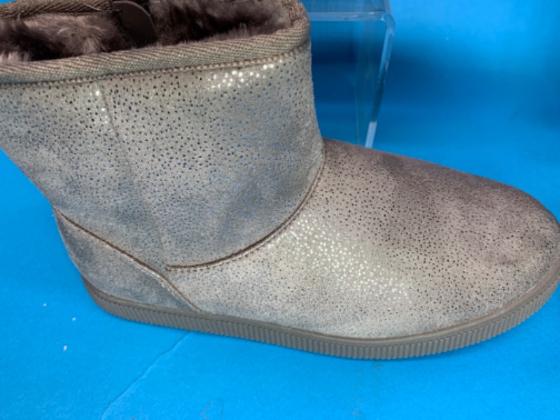 Photo 4 of 258274… 6 pairs of girls size 13 shimmering boots with fluffy insides 