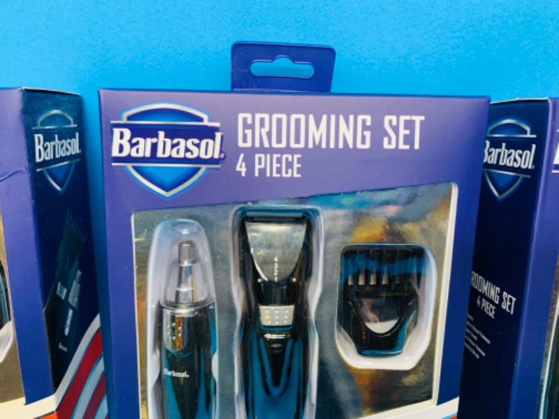 Photo 3 of 258497…3 Barbasol 4 piece grooming sets