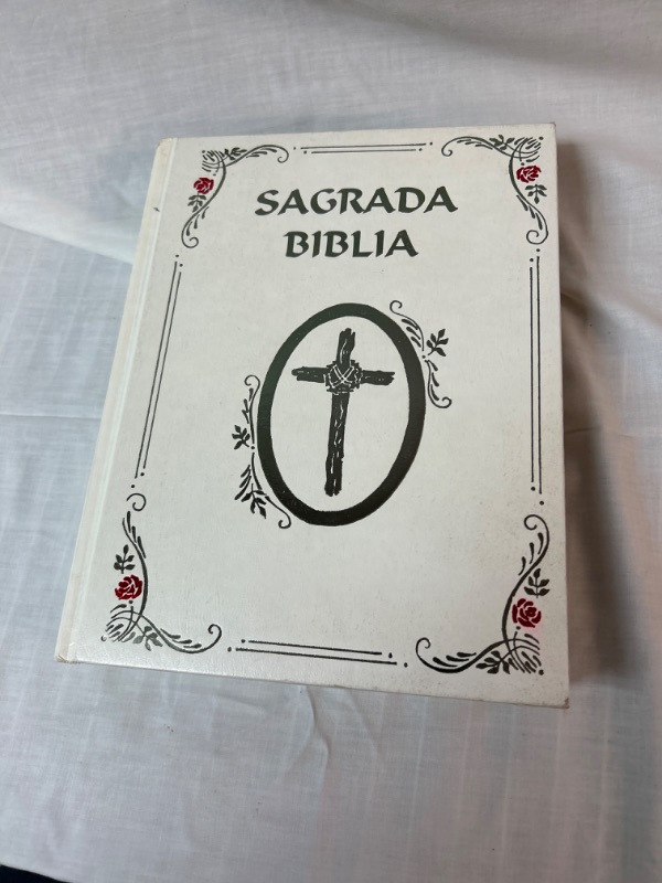 Photo 1 of Sagrada Biblia Latinoamericana in Spanish New Catholic Family Edition Excellent Condition