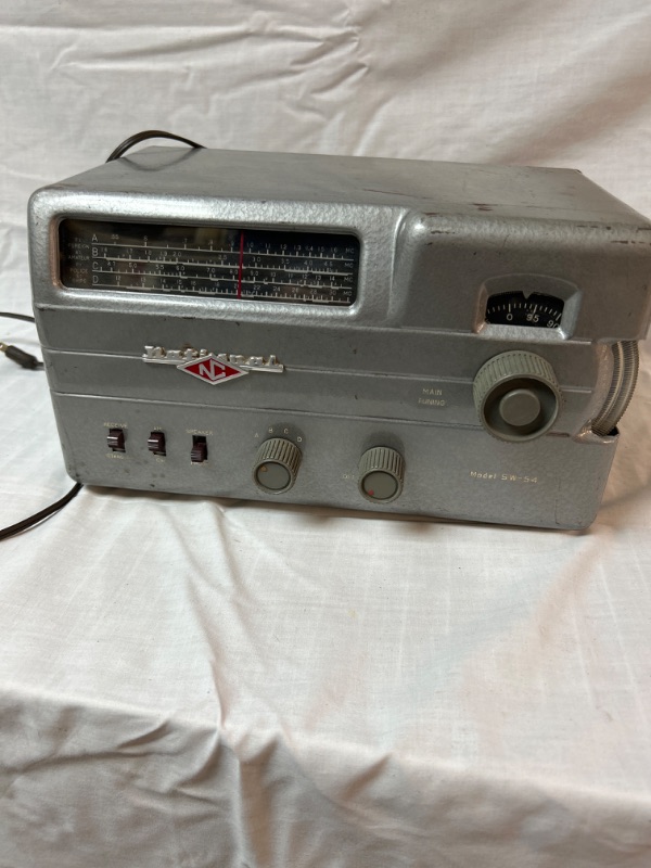 Photo 1 of Vintage national sw-54 shortwave radio lights up and makes static noise