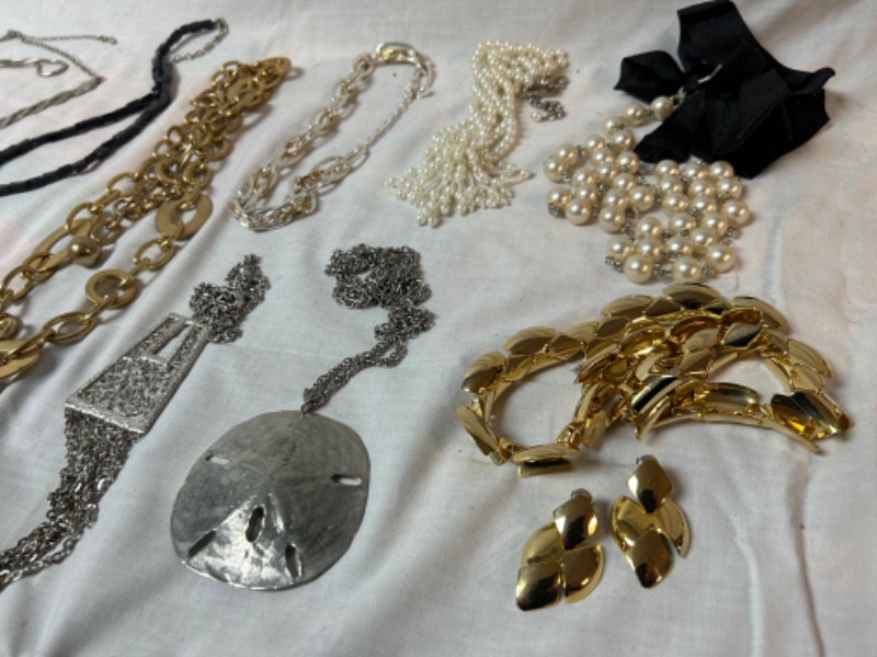 Photo 2 of Lot of costume jewelry necklaces 