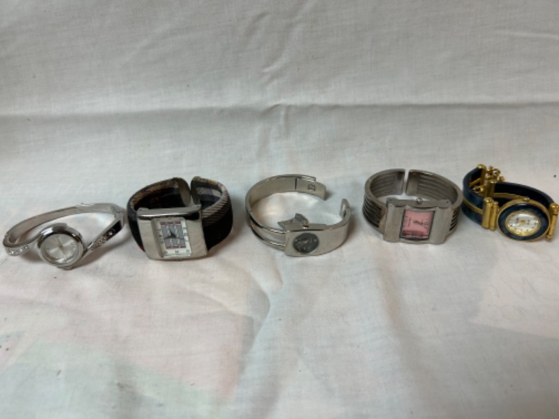 Photo 1 of Lot of untested watches one has broken clasp