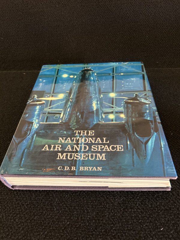 Photo 1 of Large  National Air and Space museum book measures appx 12 x 10 inches 