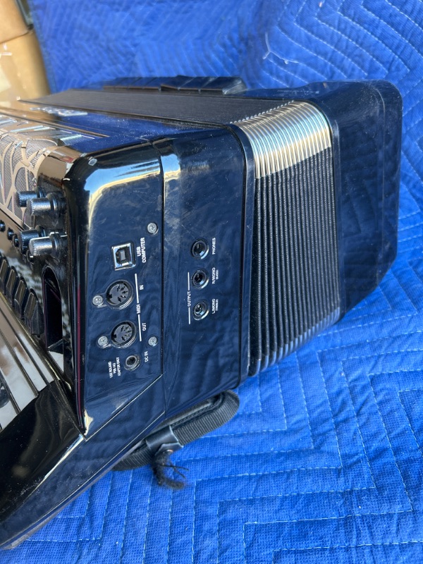 Photo 1 of Roland FR-8x V-Accordion in soft case with power cord untested 