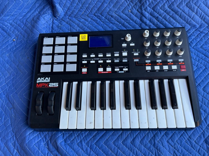 Photo 1 of Akai MPK 25 Keys Keyboard Controller NO CORD UNTESTED 