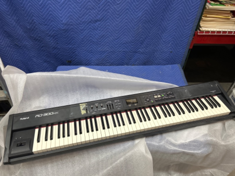 Photo 1 of Roland 88 Key Digital Stage Piano Rd-300Nx Untested missing power adapter 