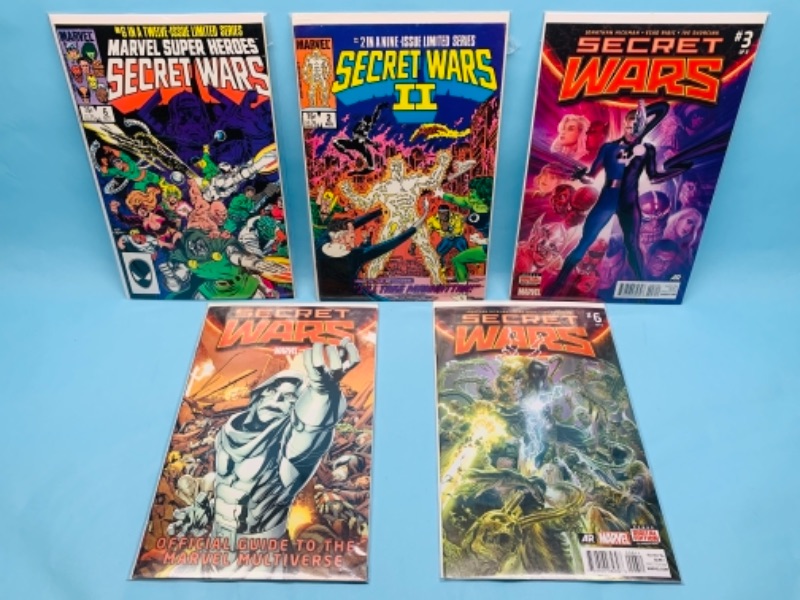 Photo 1 of 277768… five secret wars comics in plastic sleeves