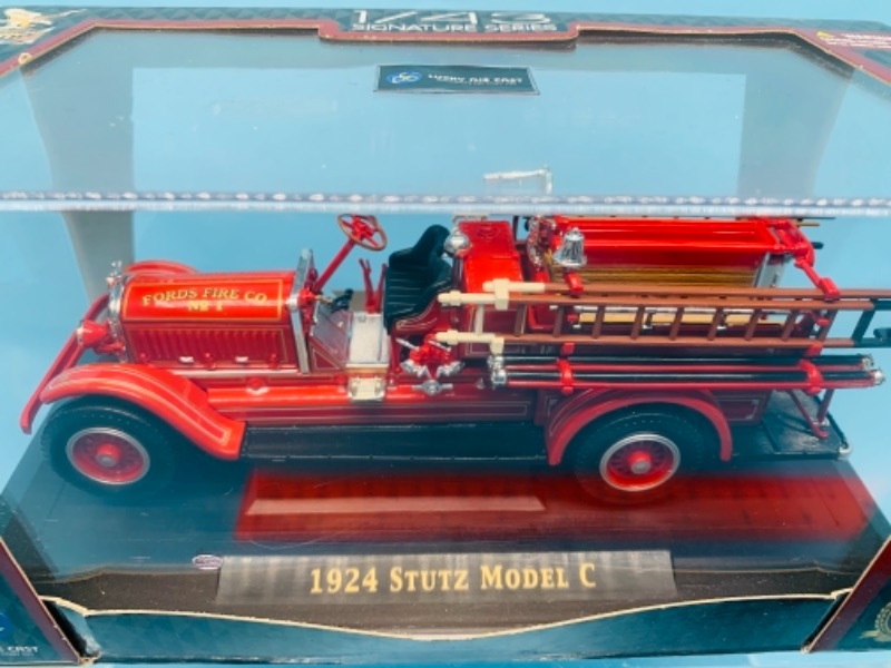 Photo 2 of 277815…1924 stutz model c 1/43 scale die cast fire engine with display box in original box 