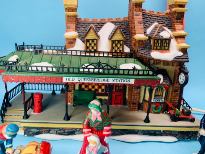 Photo 7 of 277839…dept 56 Dickens Village series Old Queensbridge station lighted porcelain with original box 