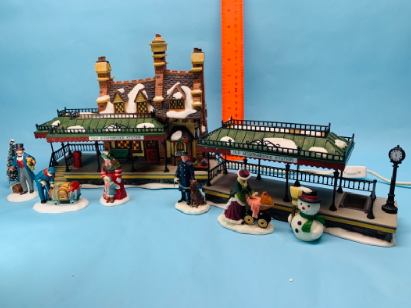 Photo 1 of 277839…dept 56 Dickens Village series Old Queensbridge station lighted porcelain with original box 