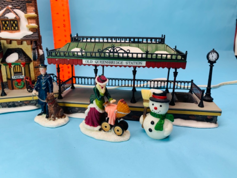 Photo 3 of 277839…dept 56 Dickens Village series Old Queensbridge station lighted porcelain with original box 