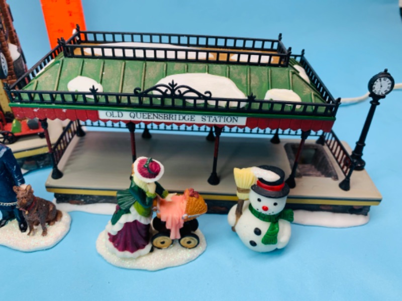 Photo 4 of 277839…dept 56 Dickens Village series Old Queensbridge station lighted porcelain with original box 