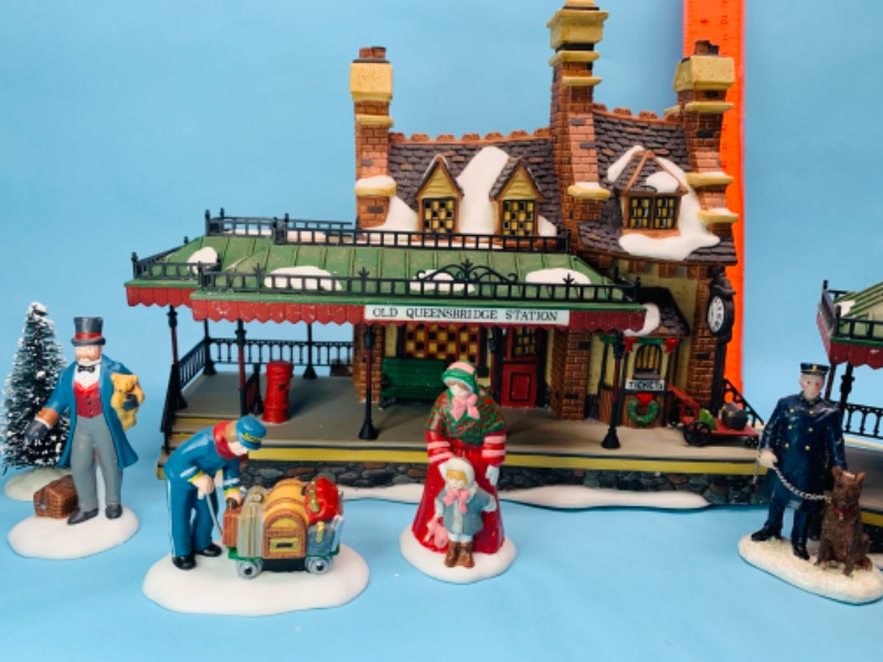 Photo 9 of 277839…dept 56 Dickens Village series Old Queensbridge station lighted porcelain with original box 