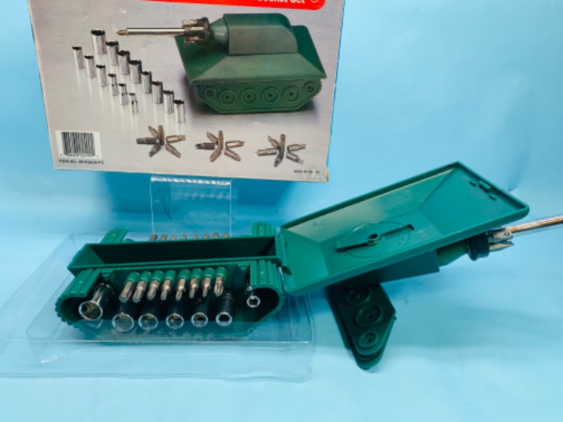 Photo 4 of 278096…tank shaped 38 screwdriver bit and socket set in box