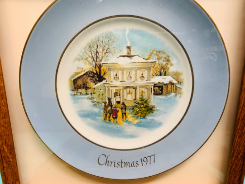 Photo 2 of 279373… 4 vintage framed Christmas plates 12 x 12 inch 