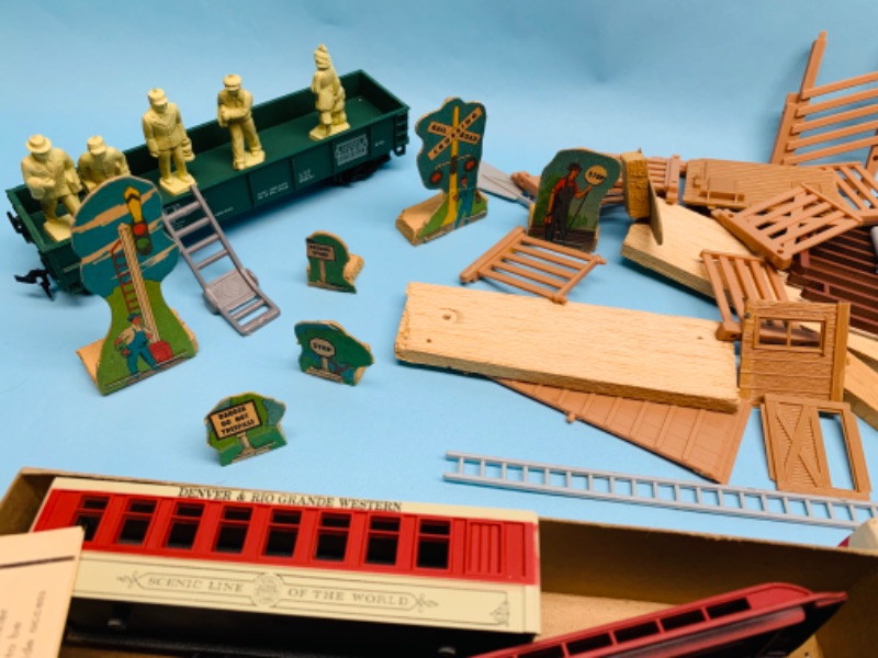 Photo 3 of 279682…vintage train cars, kits, and pieces- some parts may be missing 