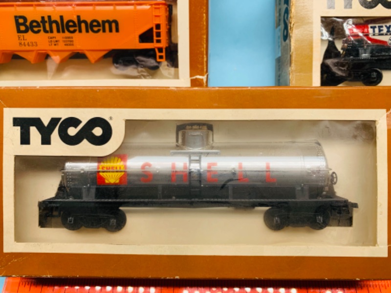 Photo 2 of 279688…3 vintage tyco tank cars and hopper car in original boxes 