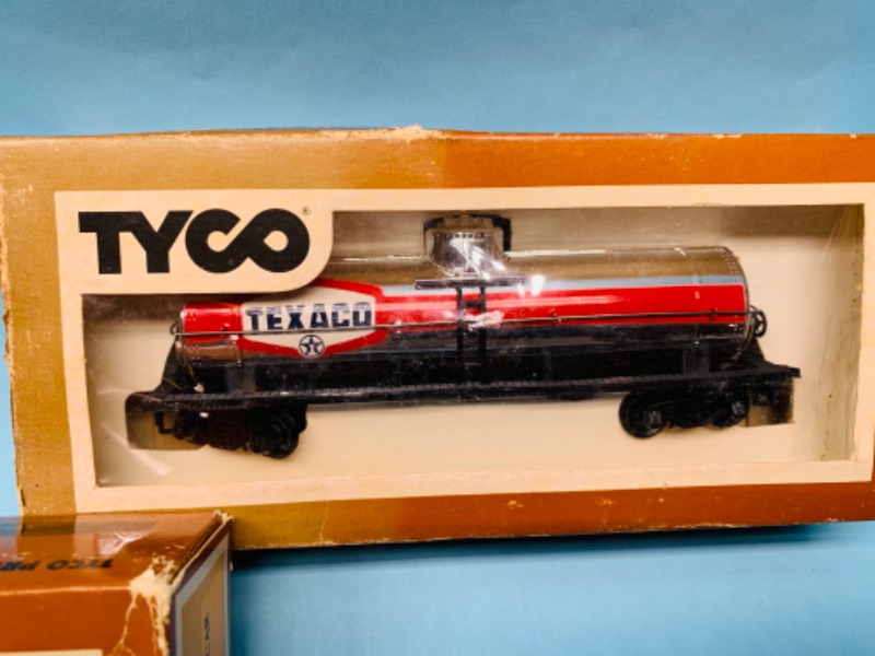 Photo 3 of 279688…3 vintage tyco tank cars and hopper car in original boxes 