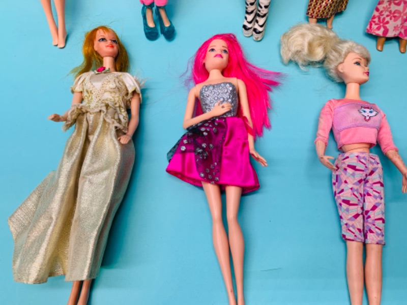 Photo 2 of 279722…8 Barbie dolls