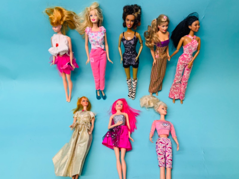 Photo 1 of 279722…8 Barbie dolls