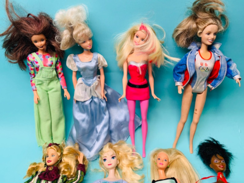 Photo 2 of 279723…8 Barbie dolls 