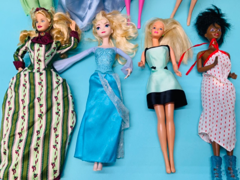 Photo 3 of 279723…8 Barbie dolls 