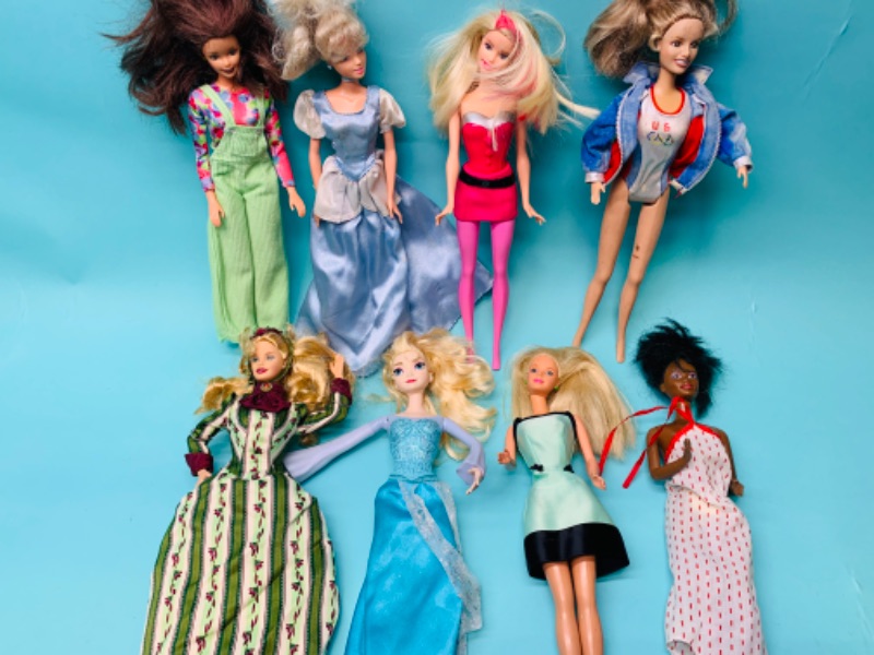 Photo 1 of 279723…8 Barbie dolls 