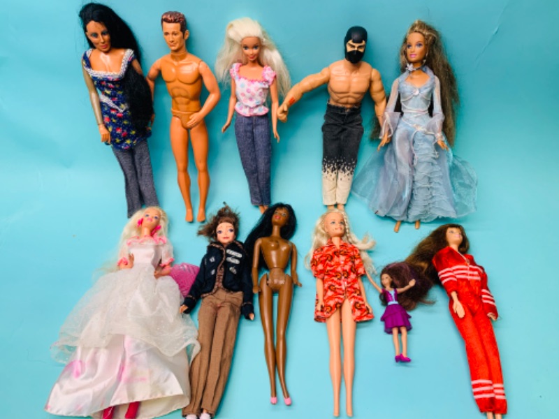 Photo 1 of 279724…11 Barbie dolls 