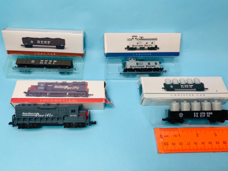 Photo 1 of 279792…4 mini train cars in boxes 