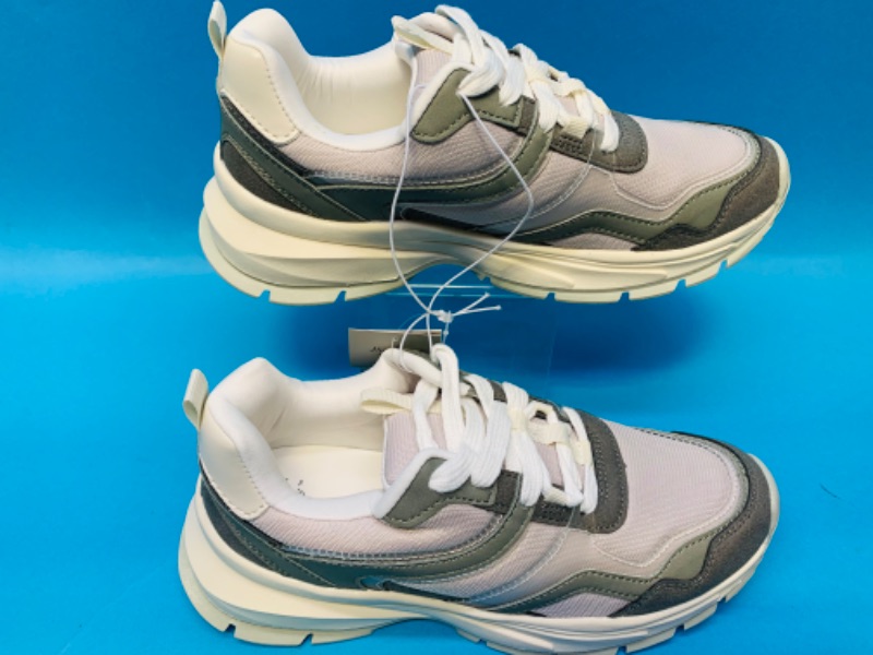Photo 1 of 281912… ladies size 7.5 memory foam sneakers 