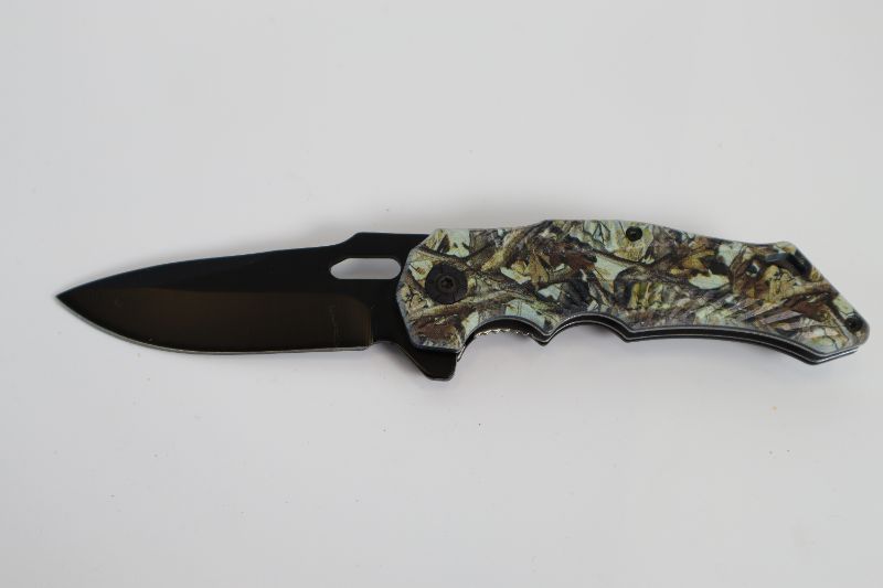 Photo 1 of CAMO LEAVES POCKET KNIFE NEW 