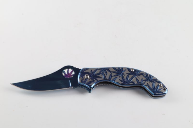 Photo 1 of BLUE FLOWER DESIGN POCKET KNIFE NEW