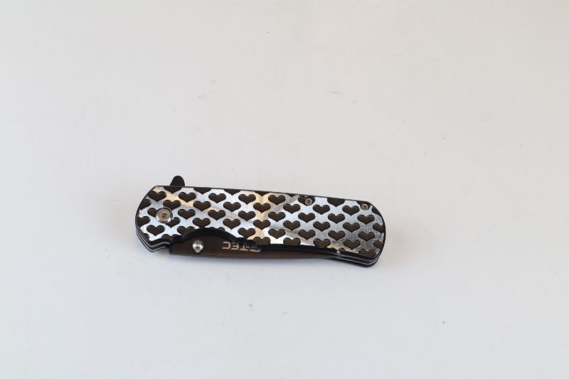 Photo 2 of HEARTS DESIGN POCKET KNIFE NEW