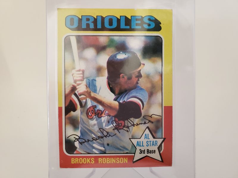 Photo 1 of 1975 TOPPS BROOKS ROBINSON 
THIS IS A GREAT CARD OF THE HALL OF FAMER!!